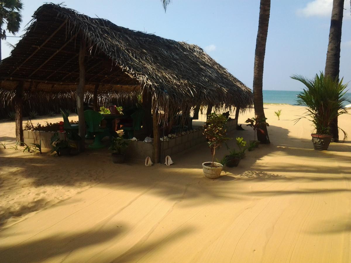 Hotel Dolphinchilling Alankuda Exterior foto